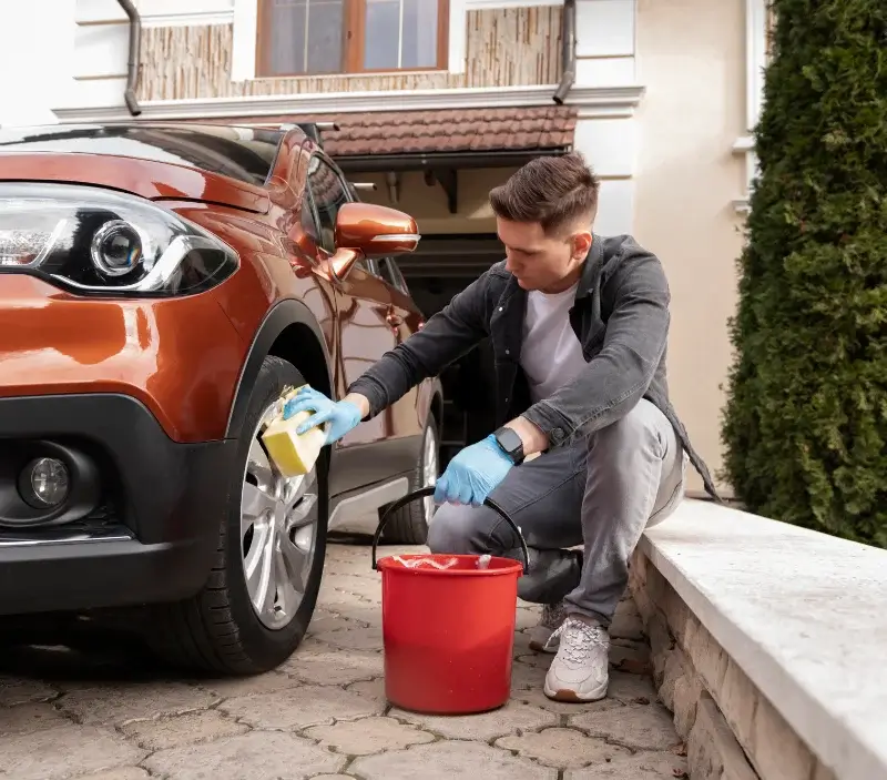 Lavage auto à domicile Pomérols : professionnel intervenant sur un véhicule